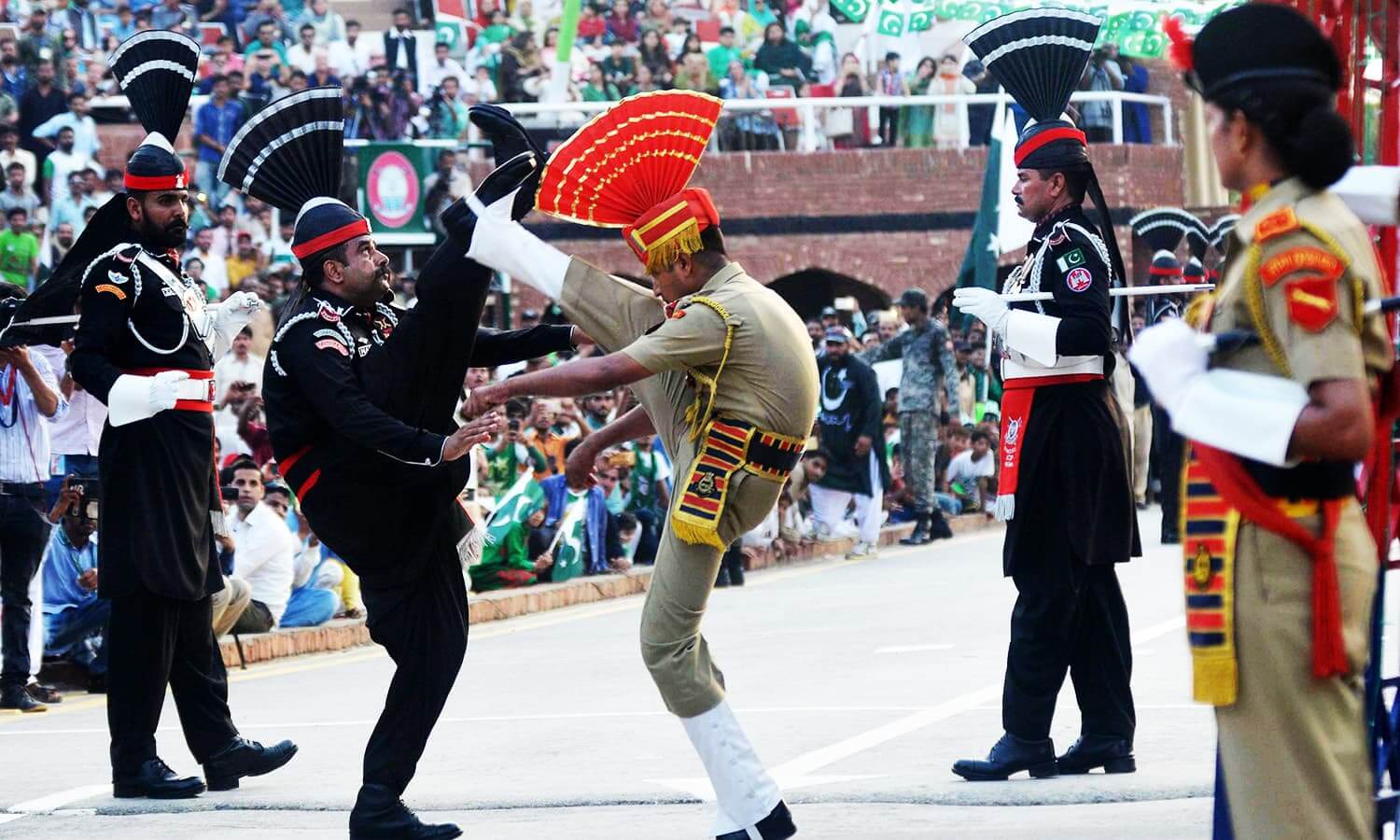 https://www.tusktravel.com/blog/wp-content/uploads/2019/11/Guard-Ceremonies-Wagah-India-Pakistan-border-1.jpg