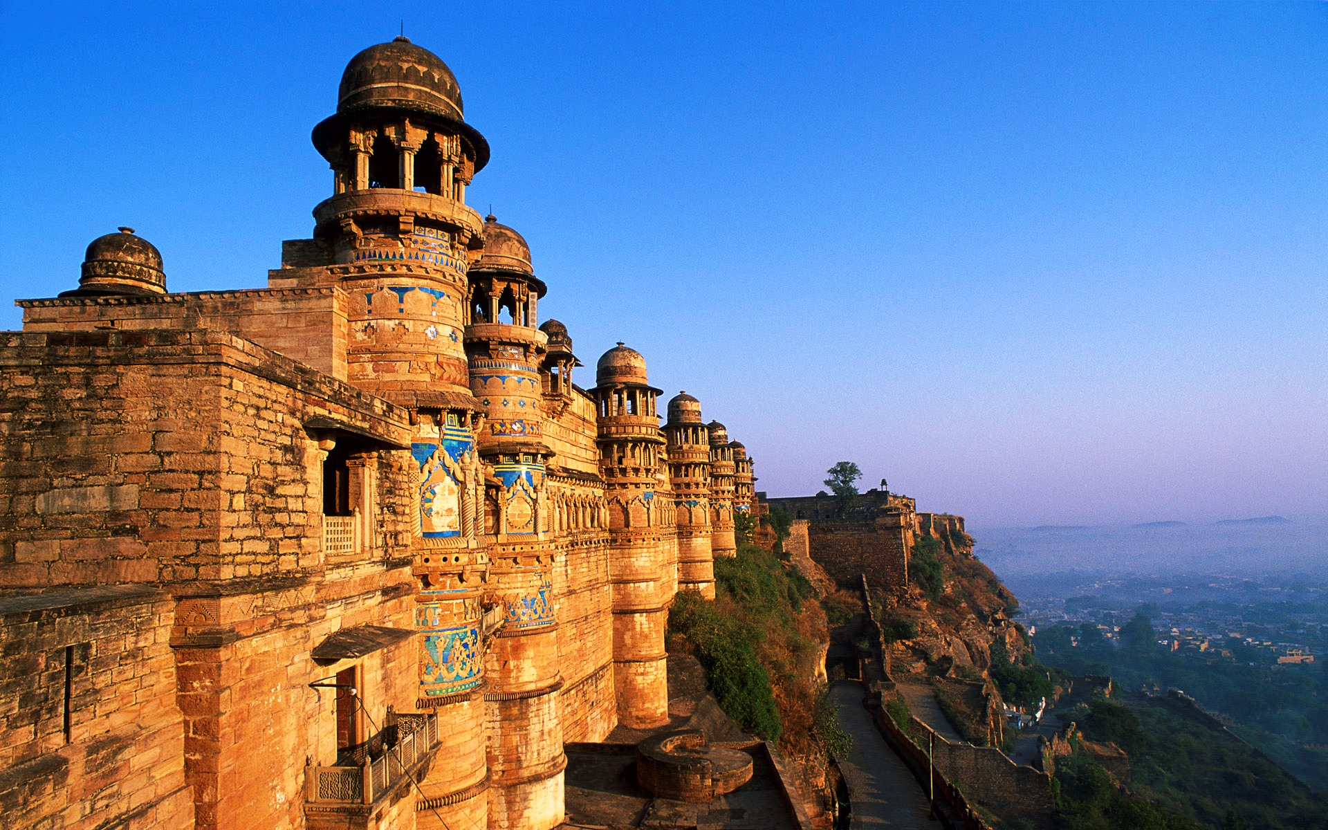 how to gwalior nearest tourist places