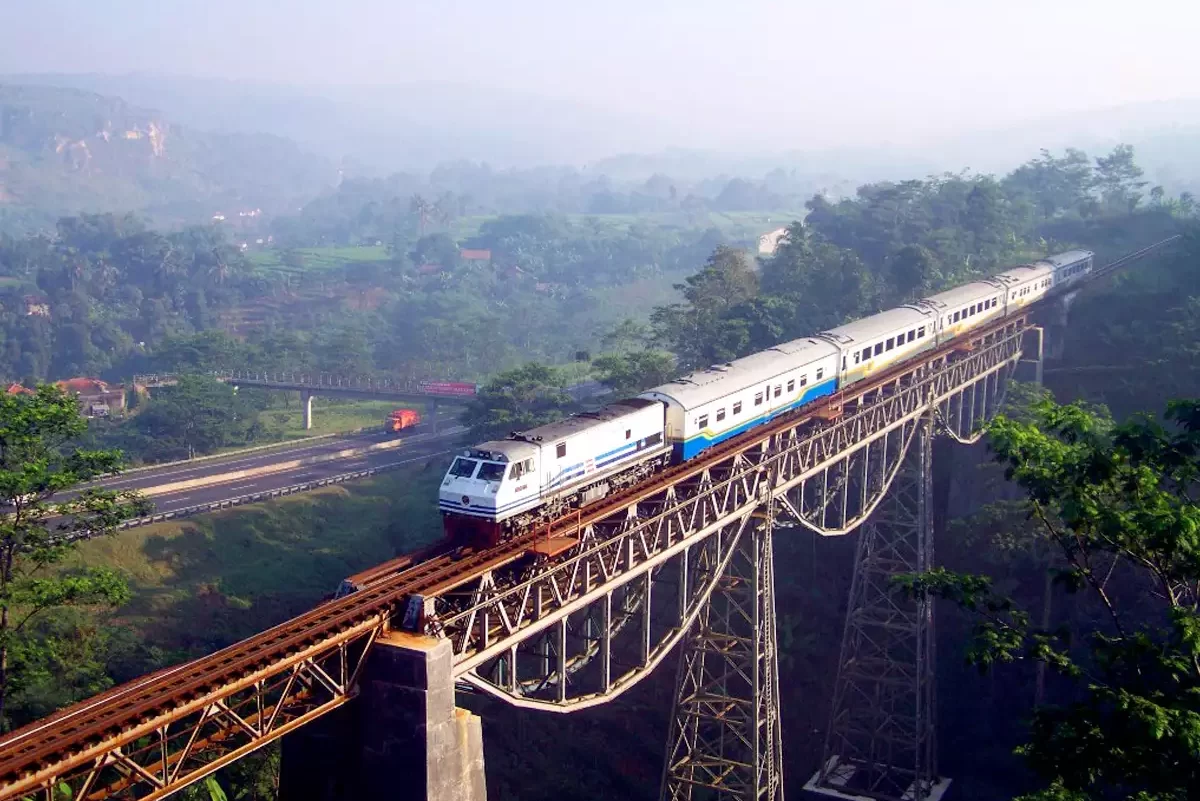 10 Most Dangerous Train Routes in the World