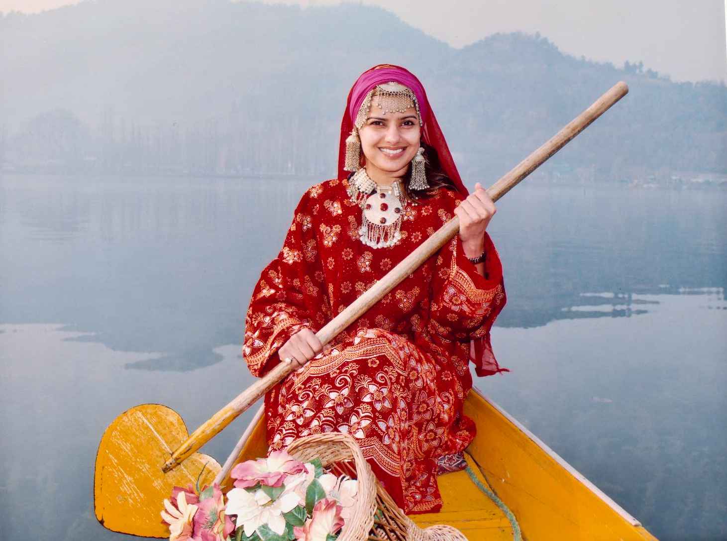 A Guide to the Traditional Dress of Kashmir: Styles and Insights - Tusk ...